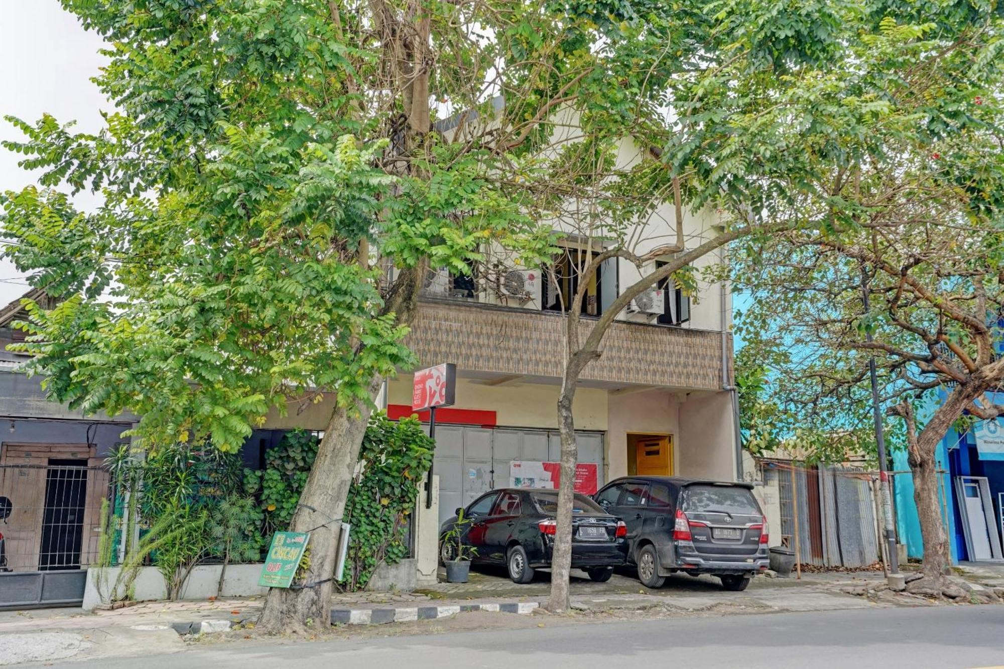 Hotel Oyo 90234 Dhoho Family