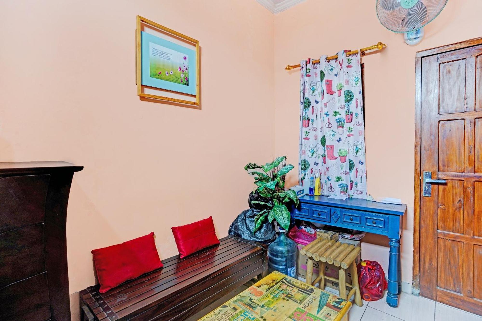 Hotel Oyo 90234 Dhoho Family 2*