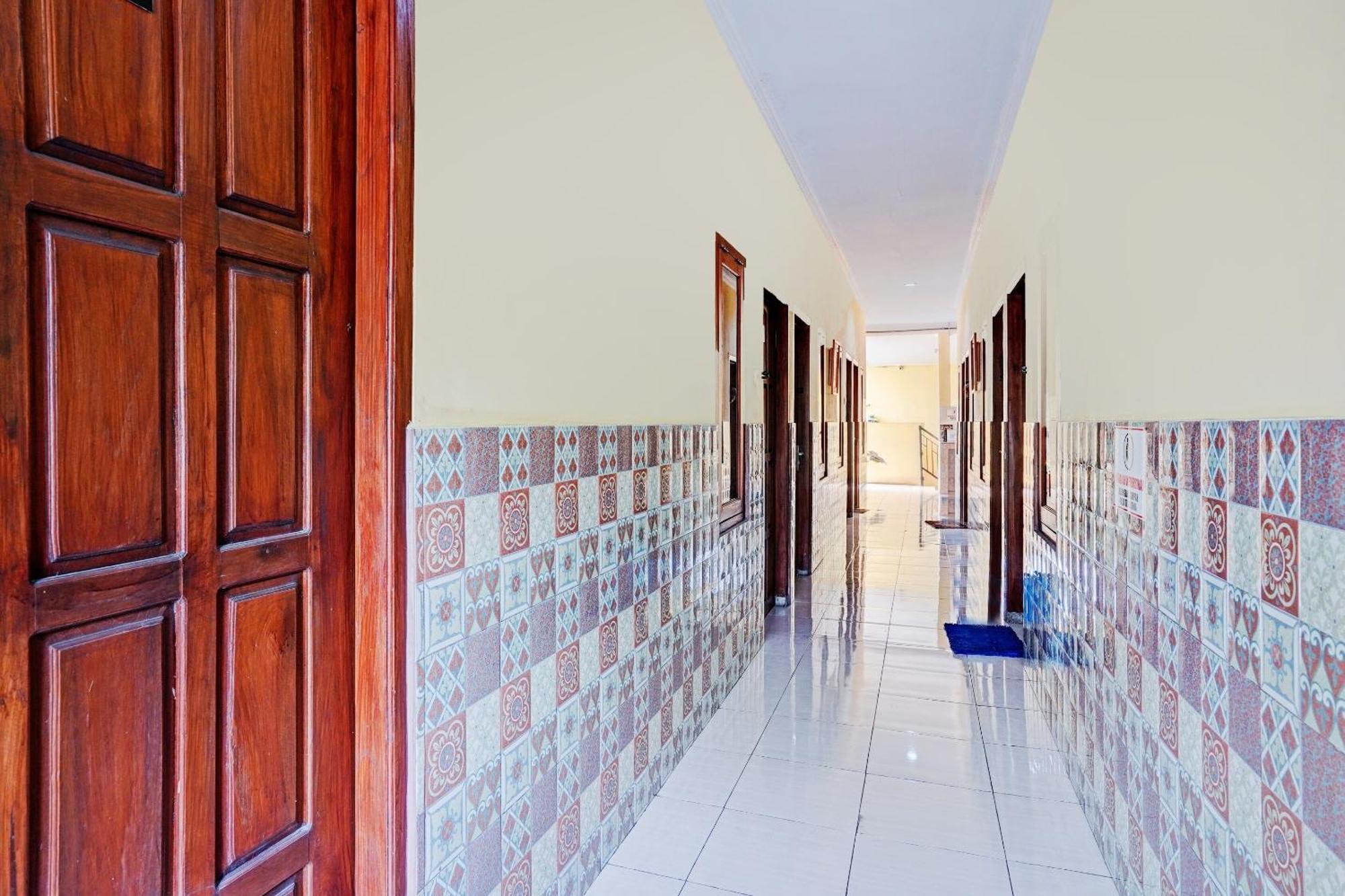 Hotel Oyo 90234 Dhoho Family 2*