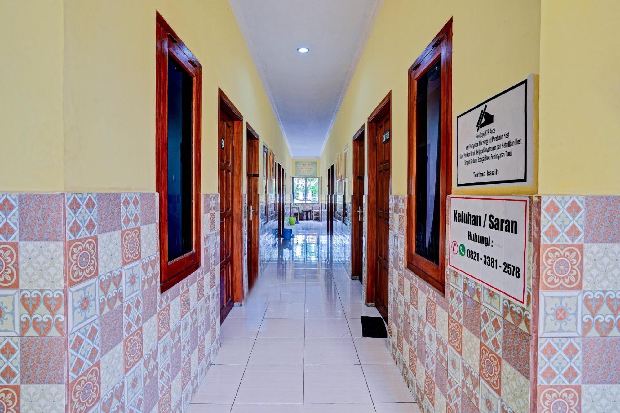 Oyo 90234 Dhoho Family Hotel Kediri (East Java)